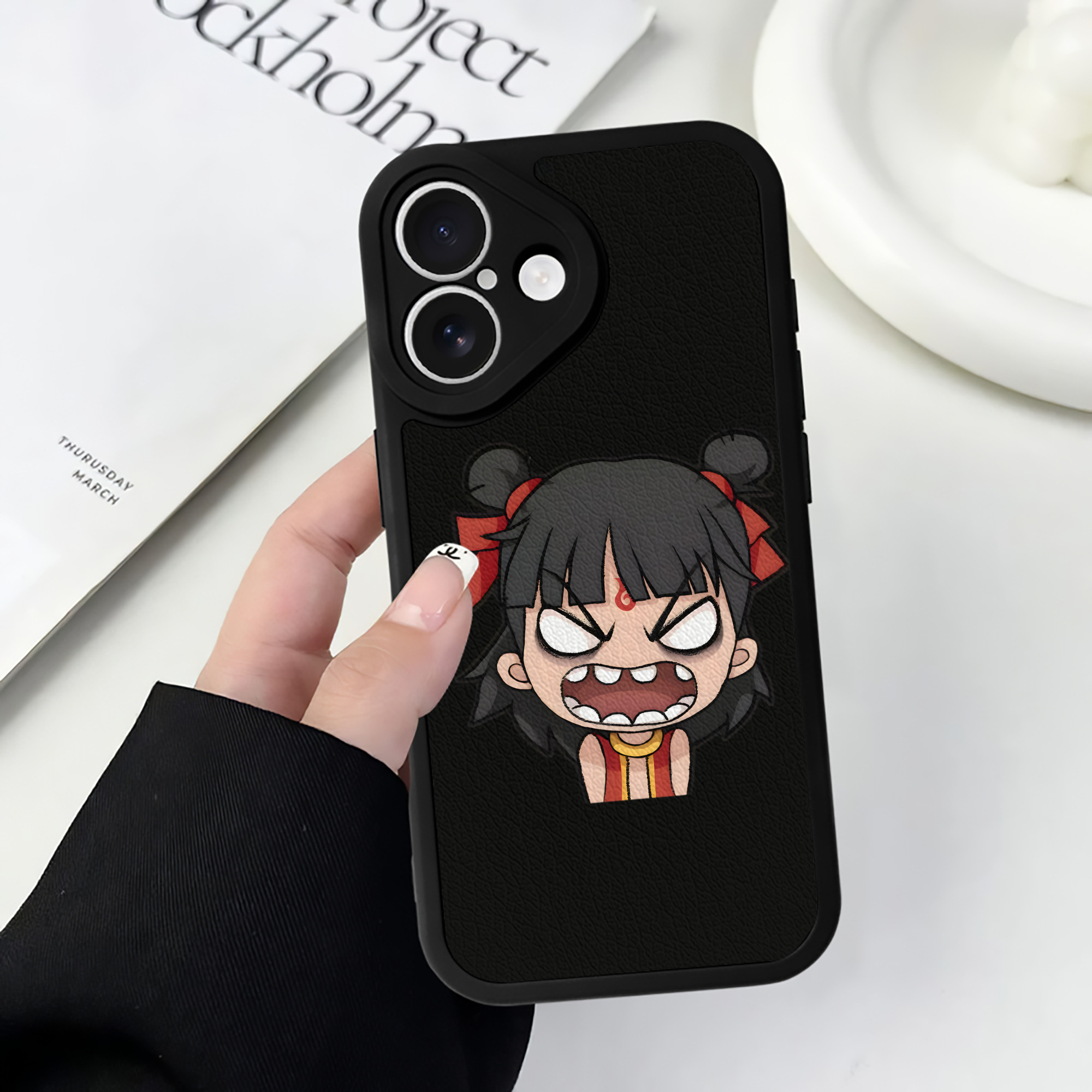 （画像用） Ne Zha 2 ナタ 魔童の大暴れ 【iPhone 16シリーズ対応】シリコンスマホケース（レザー調） 材質：シリコン